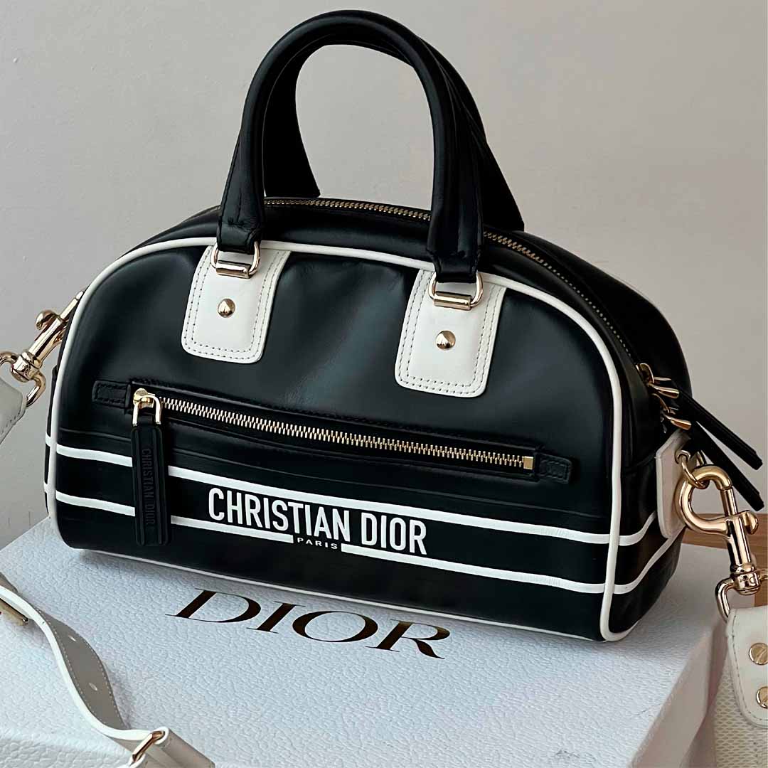 Foto de bolsa dior em cima de uma caixa.