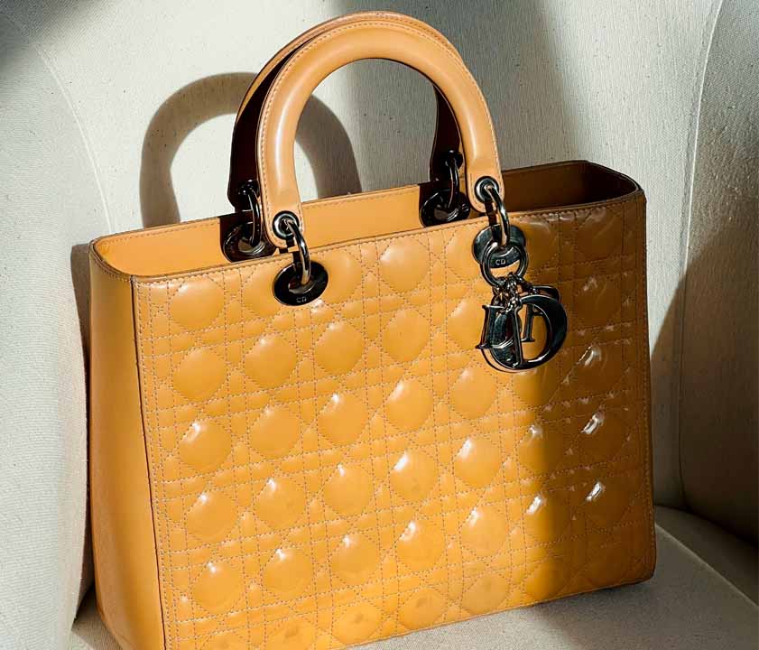 Foto de Bolsa Lady Dior em uma poltrona: a grife é uma das top marcas de luxo na summer sale 2024.