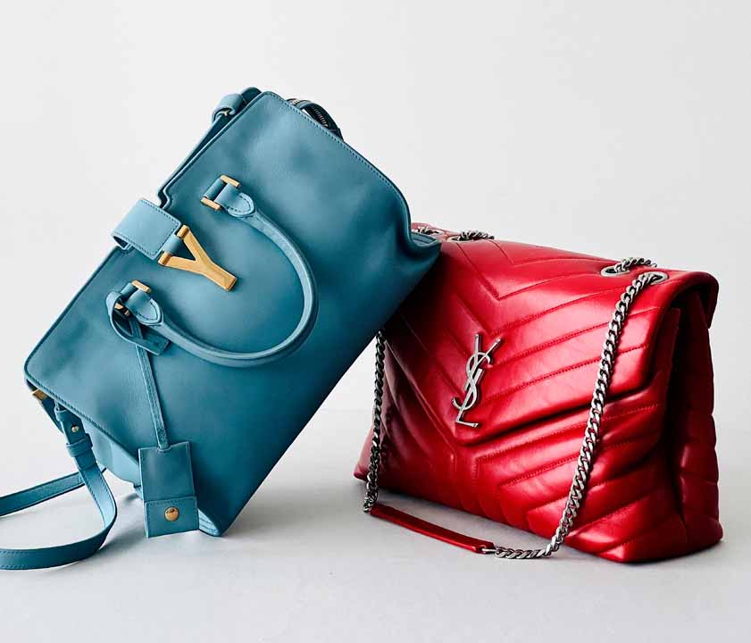 Foto com duas bolsa Saint Laurent.