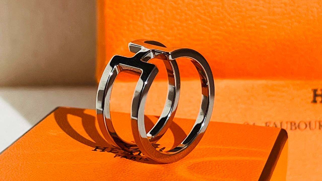 Bracelete Hermès. Clique na imagem e confira peças similares!