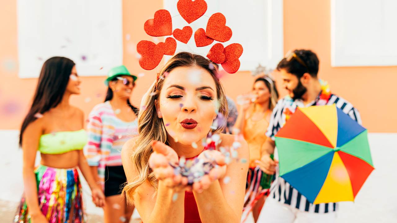 capa do post sobre acessórios perfeitos para o carnaval