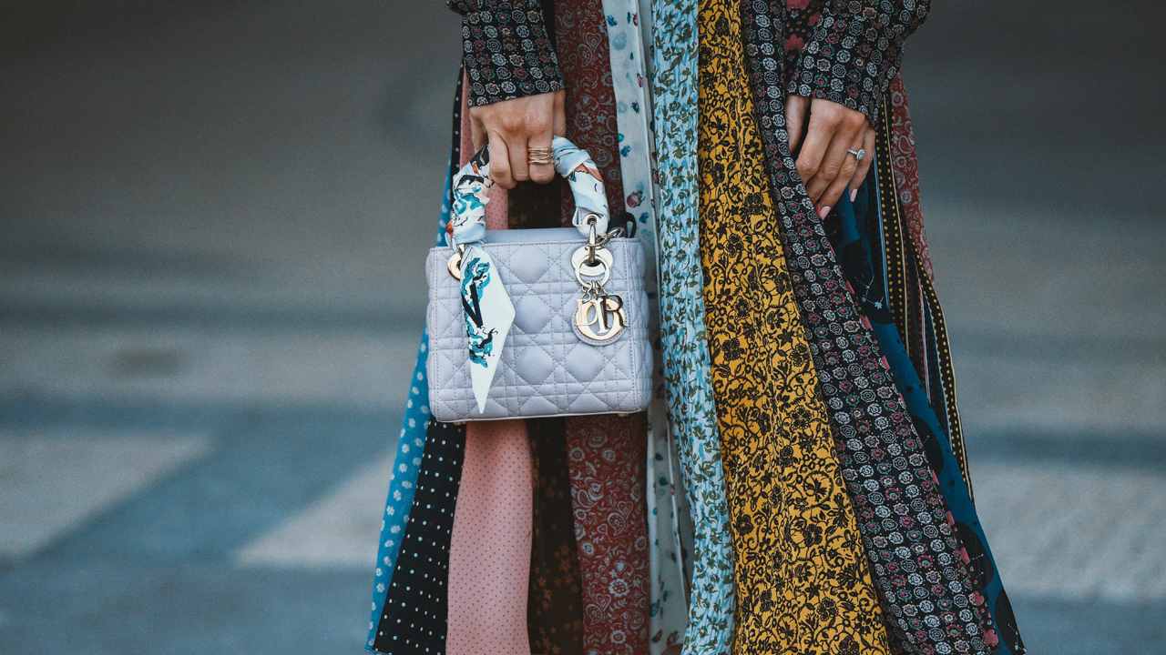 capa do post sobre bolsas clássicas para investir na summer sale