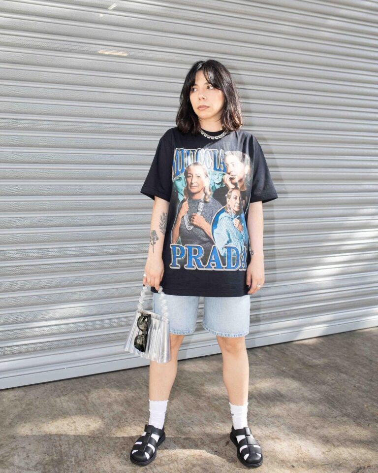 Foto de mulher mostrando como usar sandália pescador com shorts.