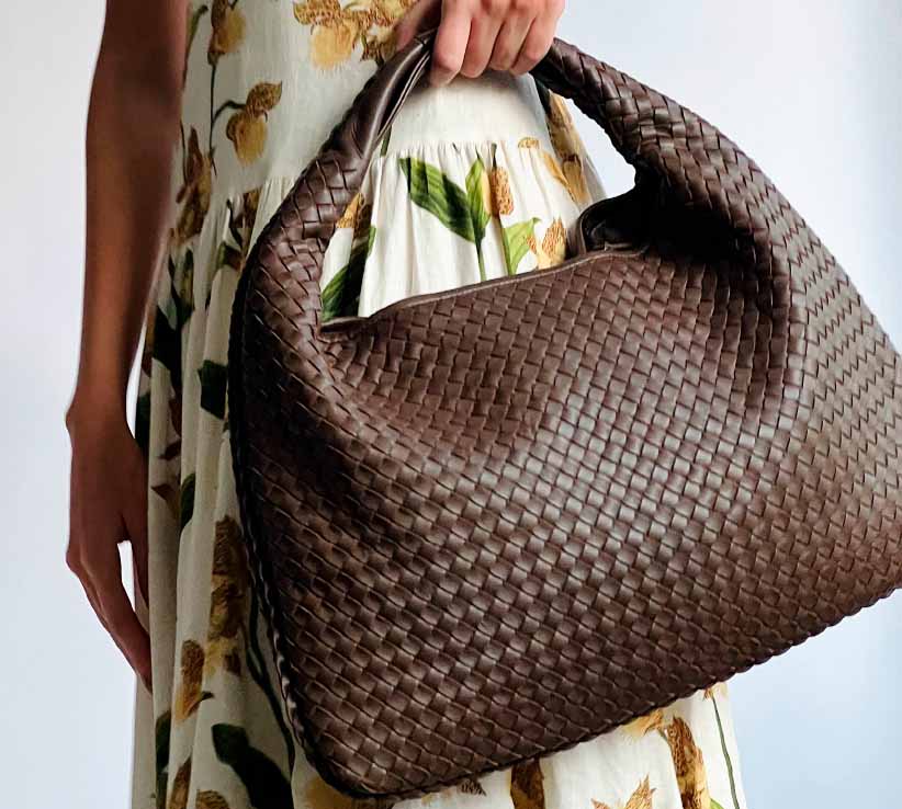 Maxi bags é uma das principais tendências de bolsas para 2024.