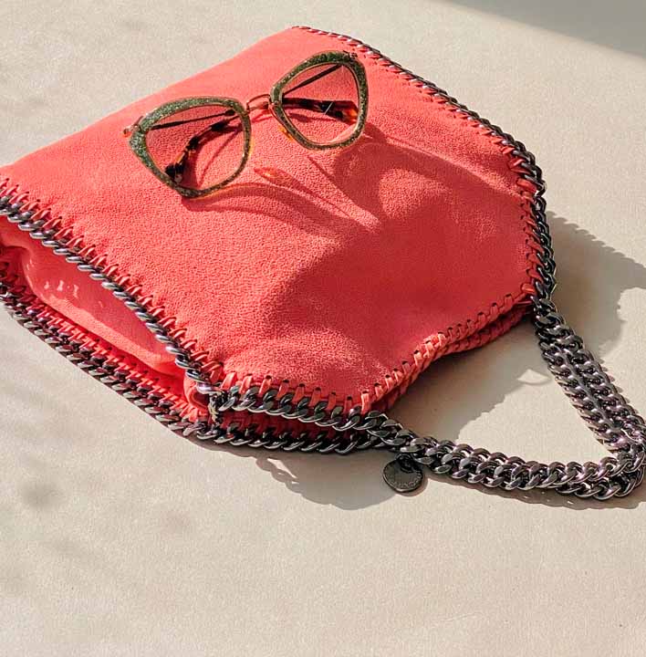 Foto de uma das bolsas coloridas de Stella McCartney, modelo Falabella para usar durante o carnaval.