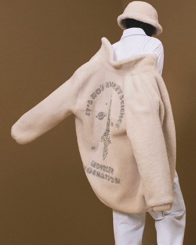 Parceria Moncler x Roc Nation. Clique na imagem e confira mais criações da Moncler! (Foto: Reprodução/Fashion Network)