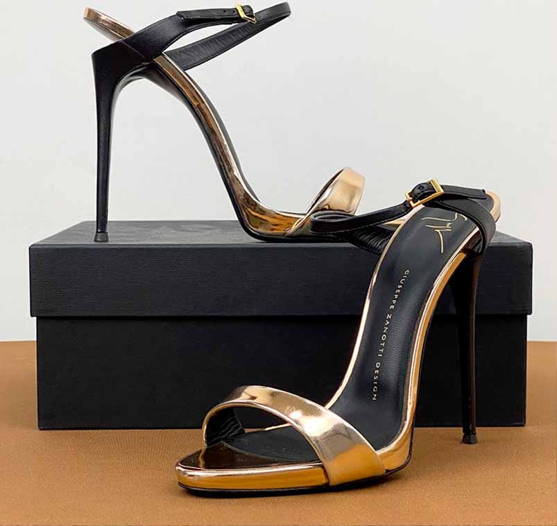 Foto de sandália de salto alto da Giuseppe Zanotti uma das melhores marcas de sapatos do mundo.