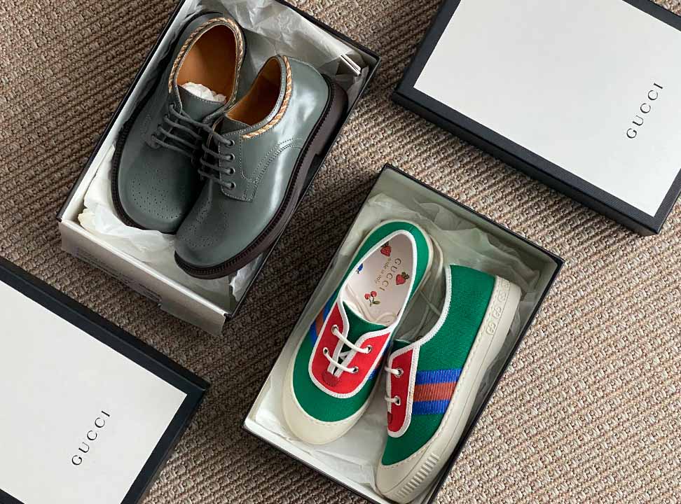 Foto de sapatos da Gucci para crianças.