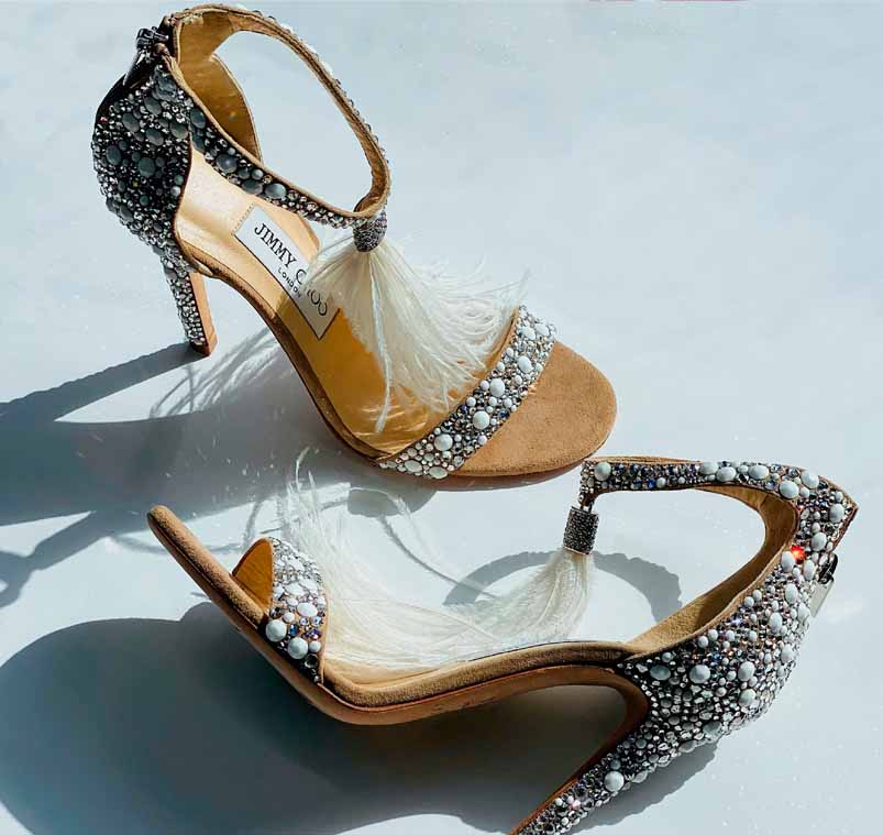 Sandália de salto alto Jimmy Choo com aplicação de plumas.