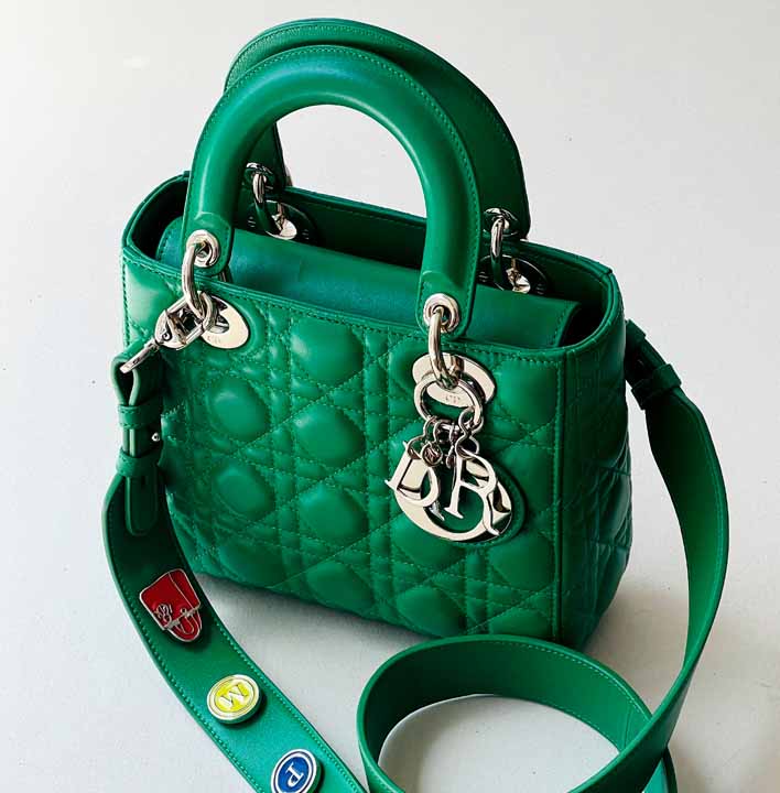 Bolsa para usar na transversal modelo colorido da Dior.