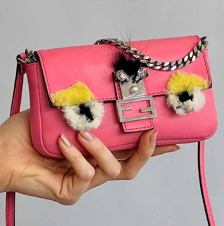 A micro fendi baguette está na seleção bags for party pois é um modelo pequeno de bolsa de festa.