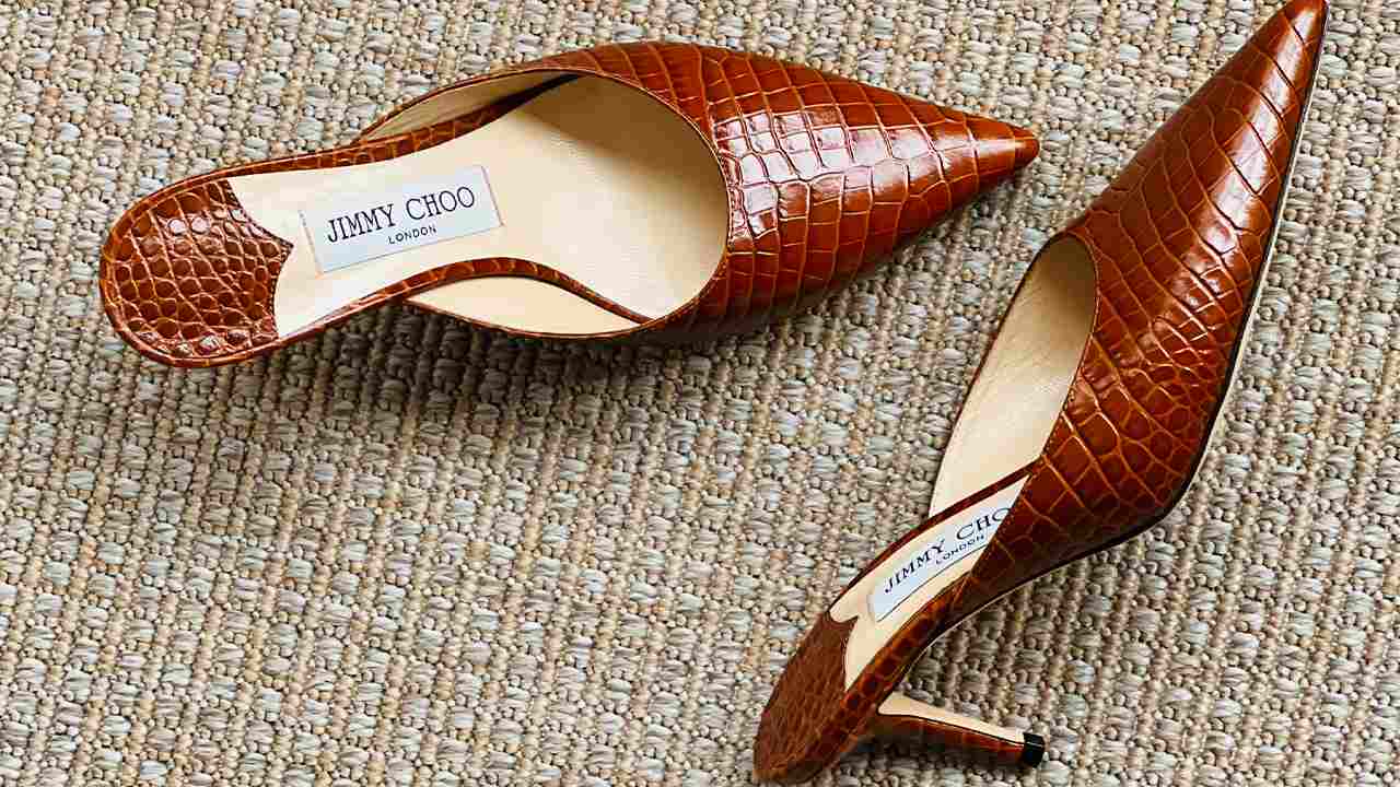 Mule Jimmy Choo. Clique na imagem e confira sapatos para aproveitar na Summer Sale!