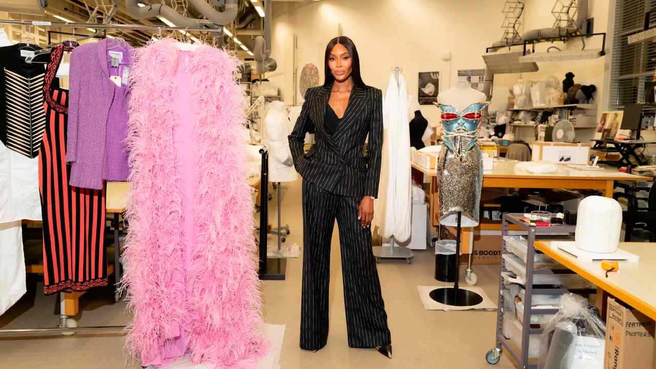Naomi Campbell com looks que irão estar expostos na exibição 'NAOMI'. (Foto: Reprodução/HarpersBazaar.com)