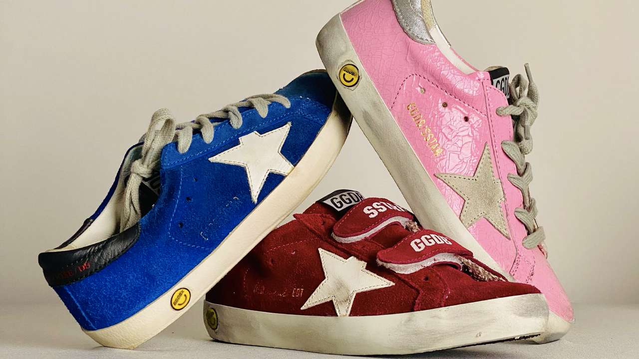 Foto do modelo super-star da golden goose um dos tênis para pular carnaval e usar o ano todo.