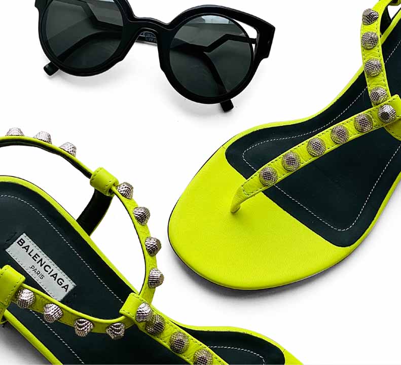 Foto de rasteirinha Balenciaga um dos sapatos confortáveis para o carnaval de 2024.