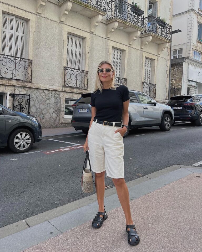 Foto de muher mostrando como combinar sandália pescador com bermudas no verão.