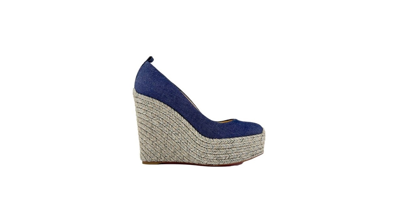 Sandália Anabela Christian Louboutin. Clique na imagem e confira sapatos para aproveitar na Summer Sale!