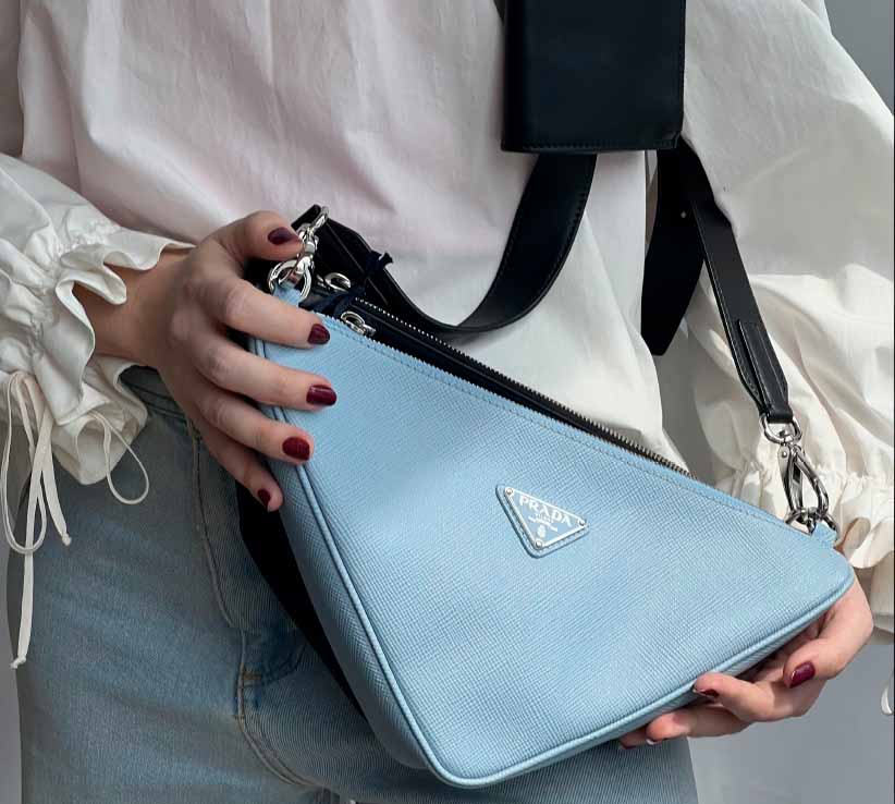 Foto de bolsa triangular da Prada.
