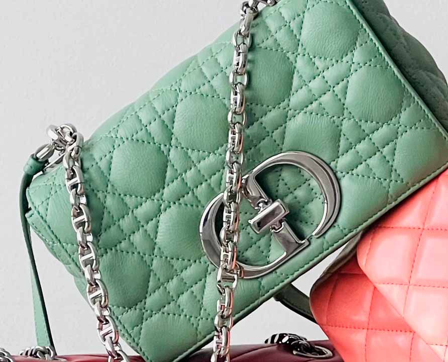 Foto da bolsa Dior Caro com alça longa para usar na transversal.