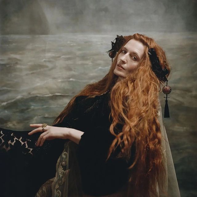 Foto de Florence Welch que faz a trilha sonora da série The New Look da Apple TV.