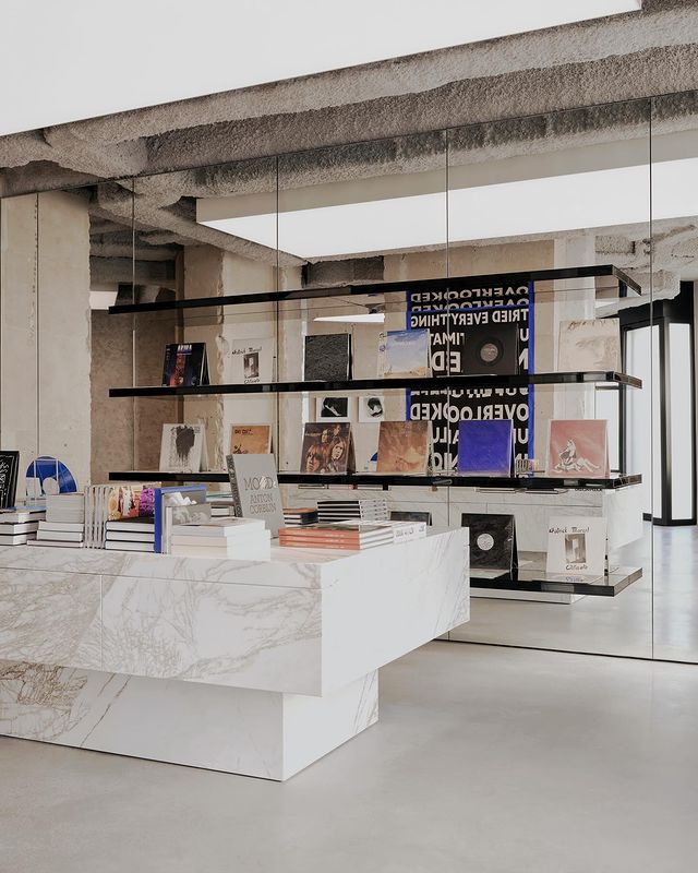 Foto da Livraria Saint Layrent Babylone em Paris.