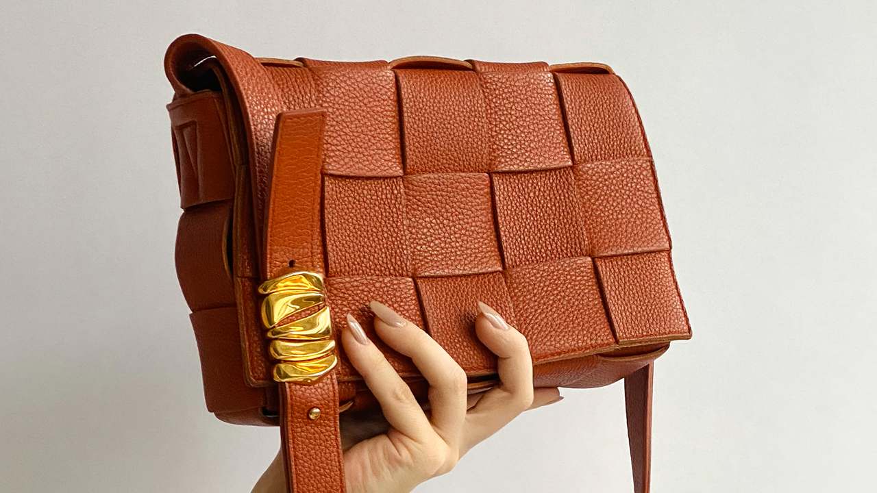 Bolsa Bottega Veneta Cassette. Clique na imagem e confira mais modelos da marca!
