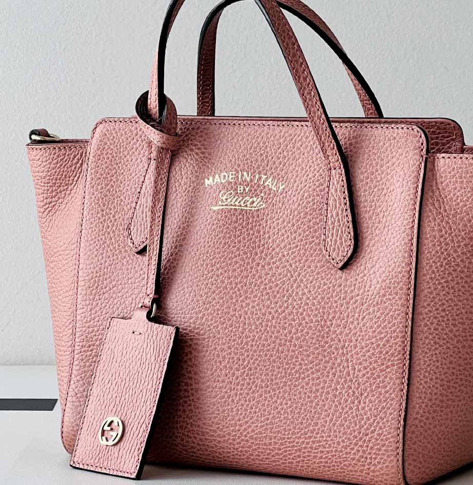 Foto de uma tote bag da Gucci, um dos modelos de bolsas para usar na faculdade com bastante espaço.