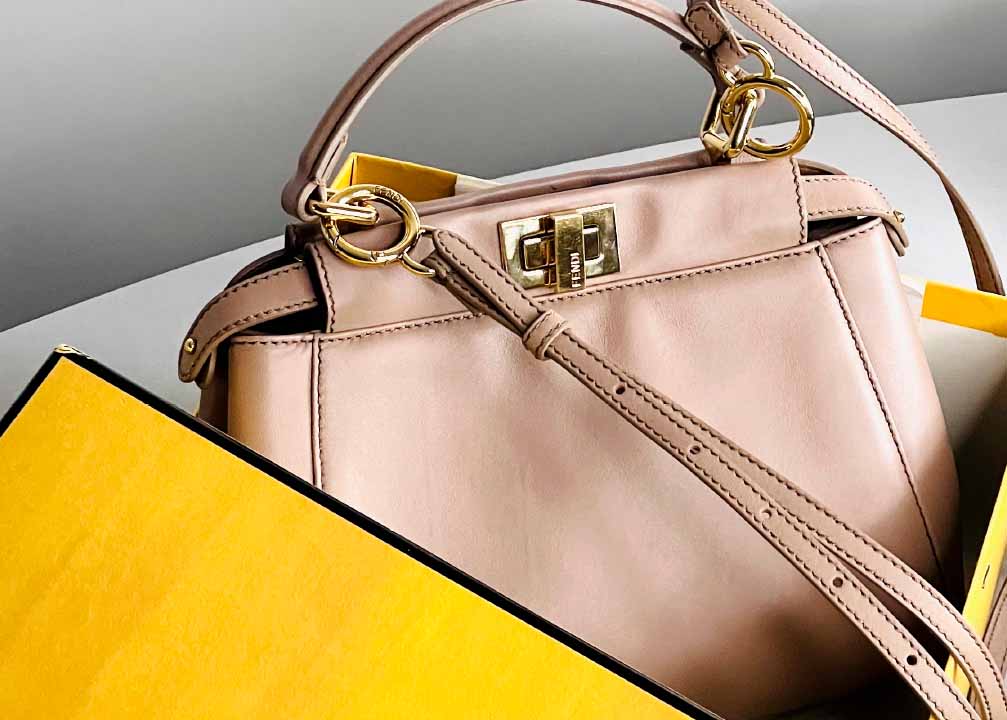 Foto de bolsa Fendi Peekaboo em candy color dentro de uma caixa.