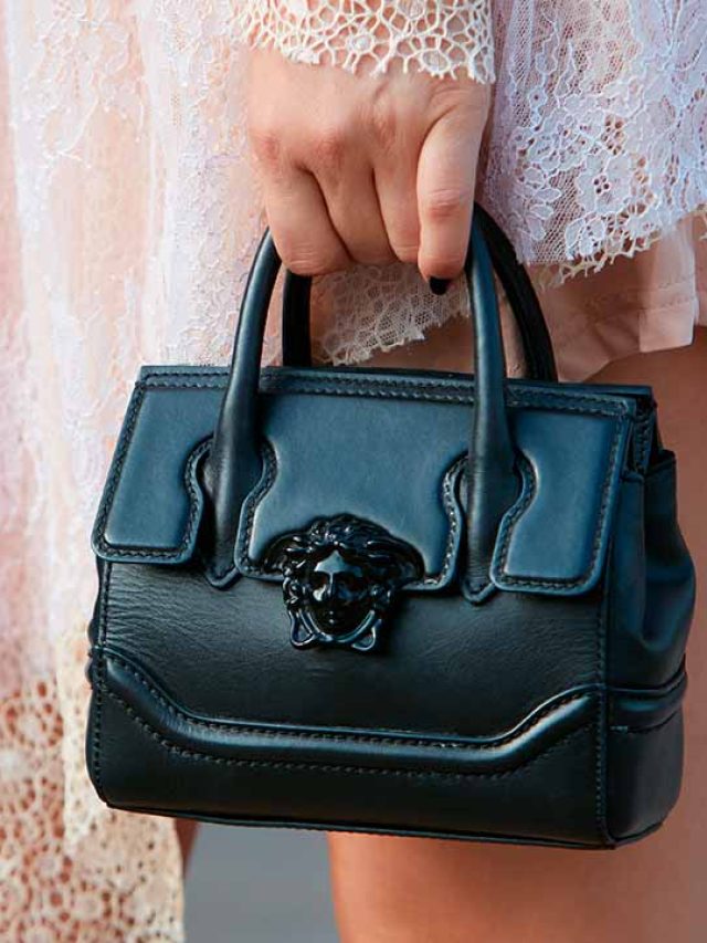as-famosas-bolsas-pretinhas-basicas-para-apostar-em-2024.-modelo-da-versace