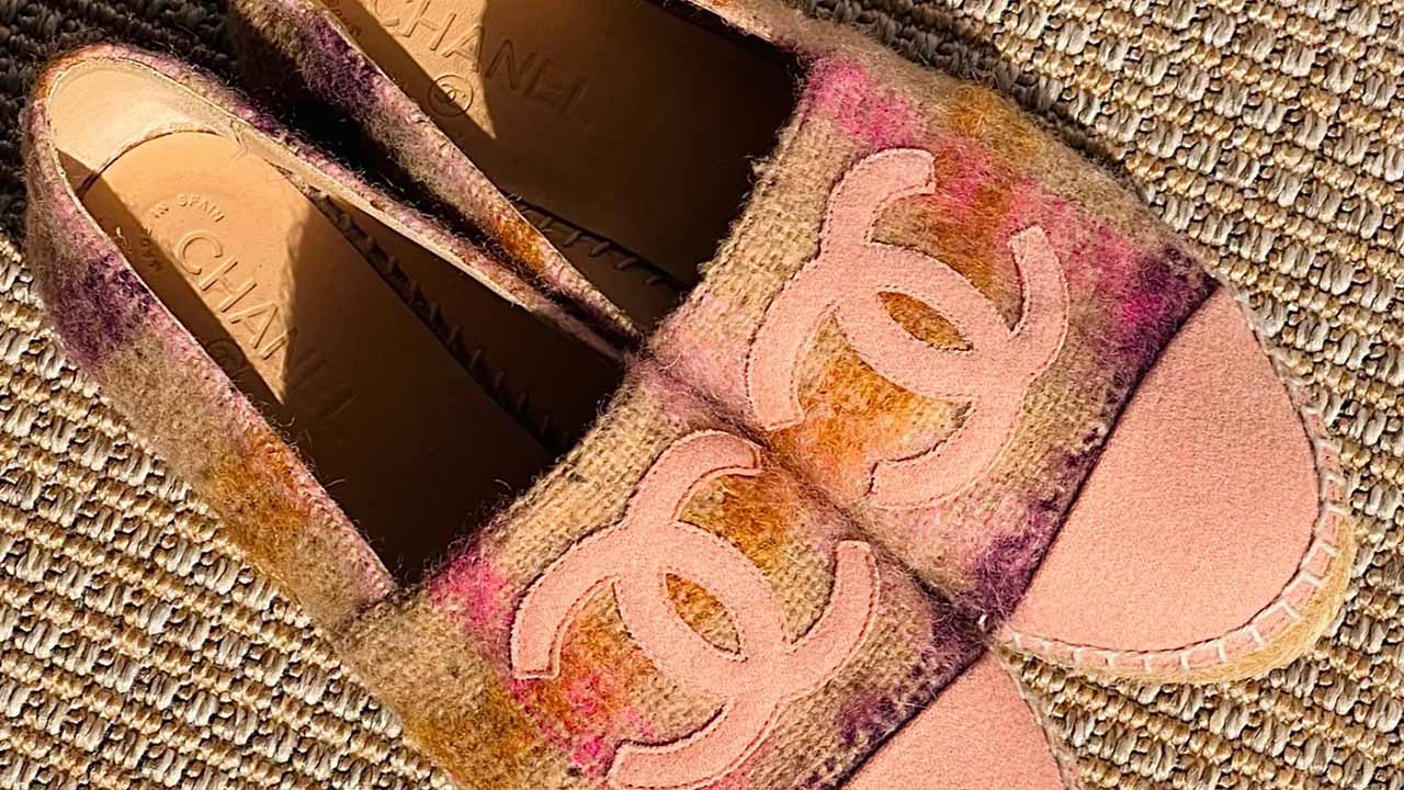 Foto da espadrilhe da Chanel, um dos modelos de sapatos mais famosos da moda.
