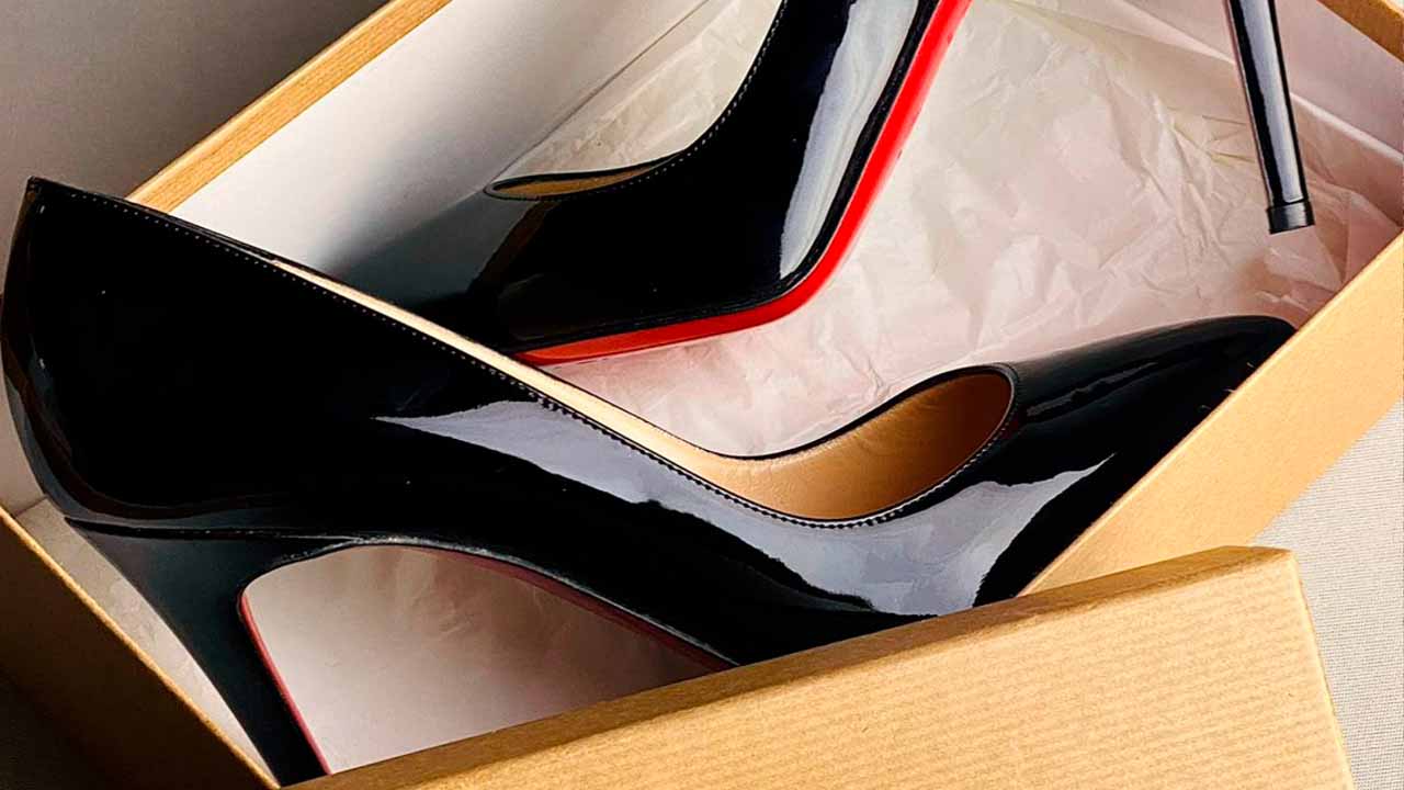 Scarpin Christian Louboutin. Clique na imagem e confira peças similares!