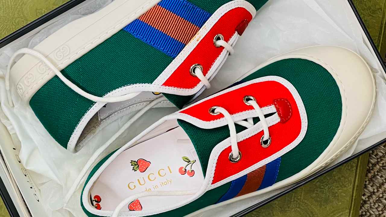 Tênis Gucci. Clique na imagem e confira peças similares!