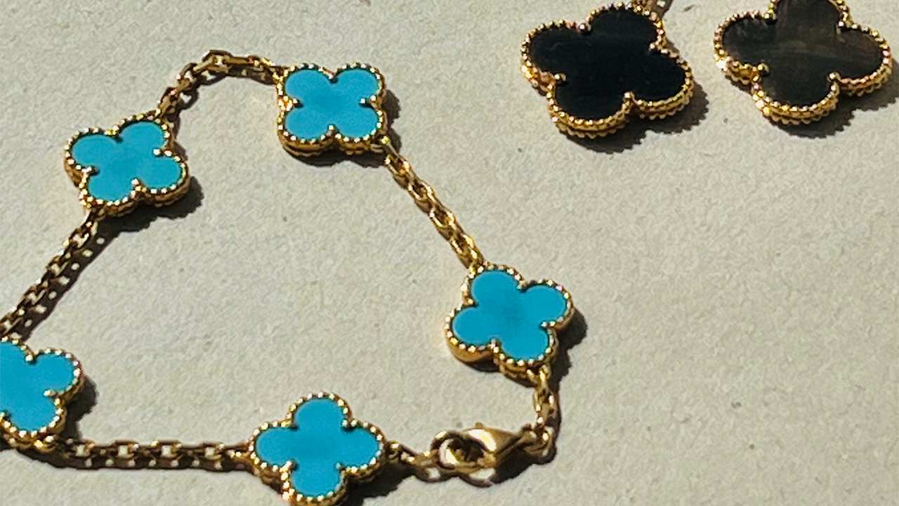 Peças coleção Alhambra Van Cleef & Arpels. Clique na imagem e confira mais criações da marca!