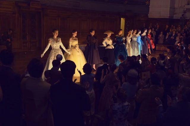 Foto de uma cena da série da Apple Tv The New Look sobre a vida de Christian Dior.