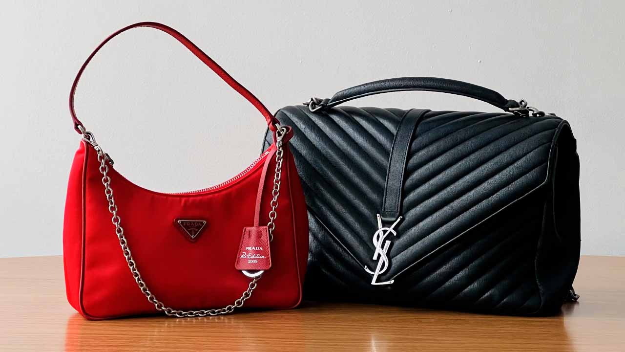 Foto de uma Bolsa da Prada ao lado de uma Bolsa Saint Laurent.