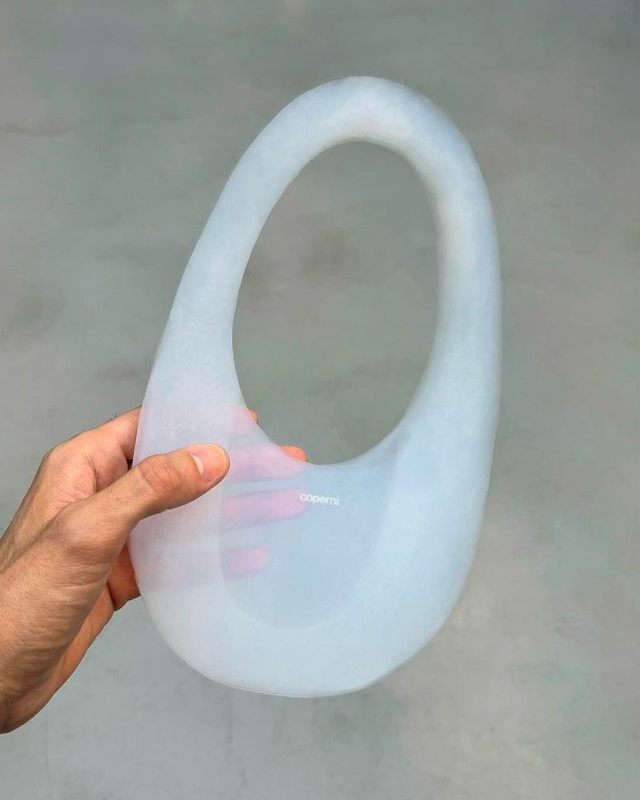 Bolsa Air Swipe da Coperni. (Foto: Reprodução/Instagram @coperni)