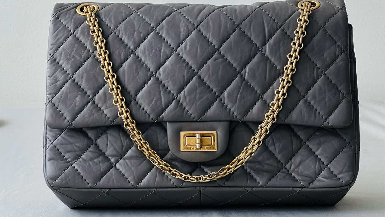 Bolsa Chanel Reissue. Clique na imagem e confira peças similares!