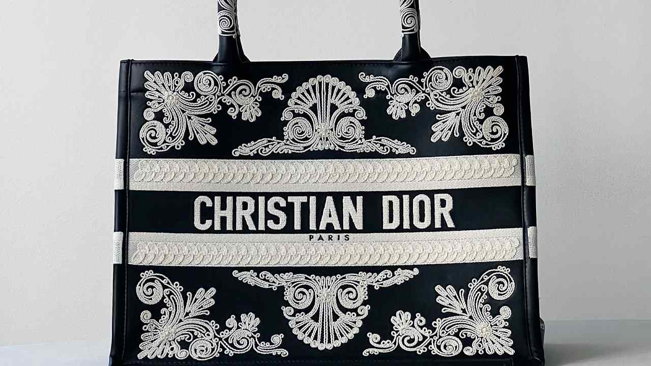 Bolsa Dior Book Tote. Clique na imagem e confira mais modelos da marca!
