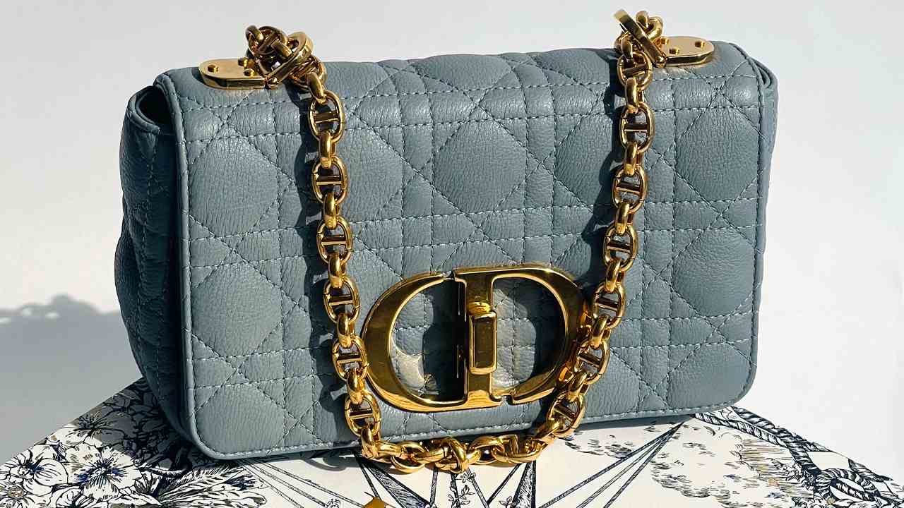 Bolsa Dior Caro. Clique na imagem e confira mais criações da marca!