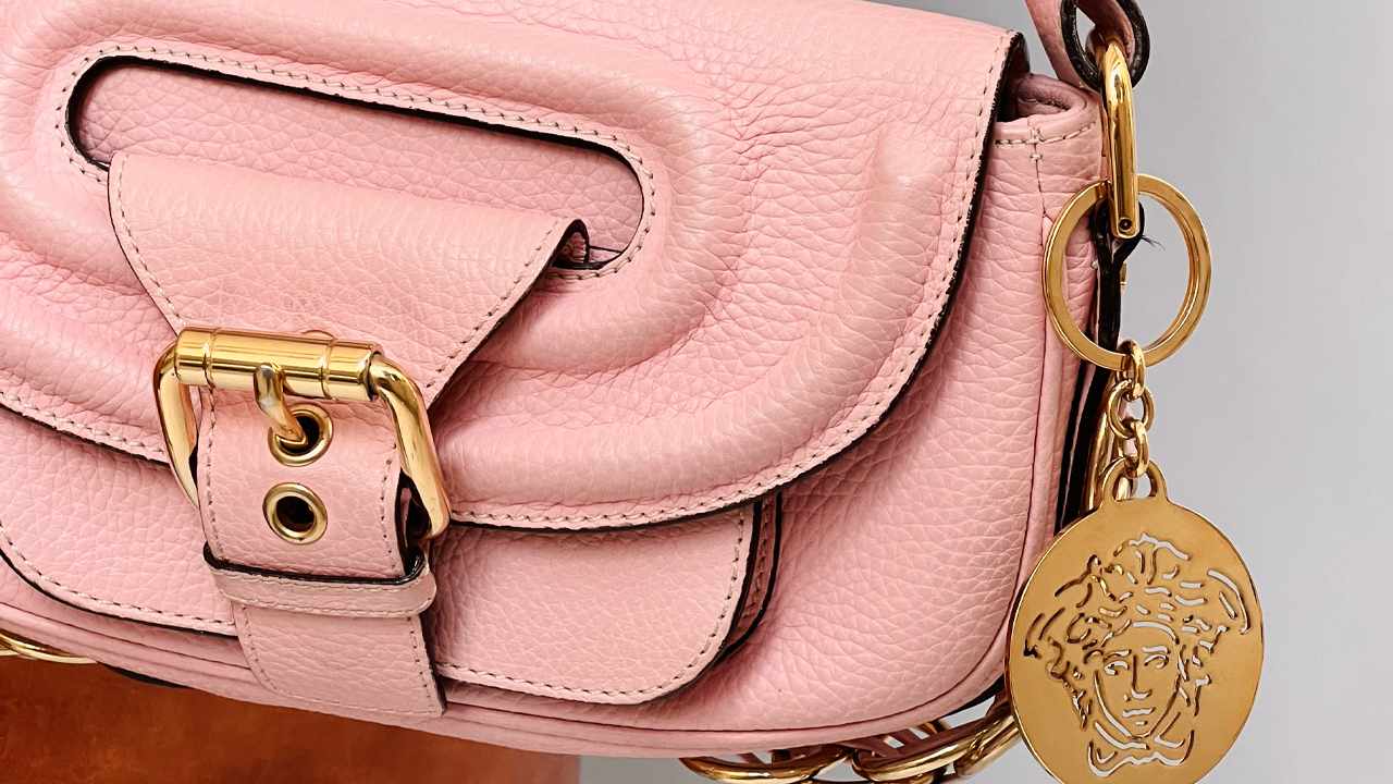 Clique na imagem e confira mais bolsas Versace!