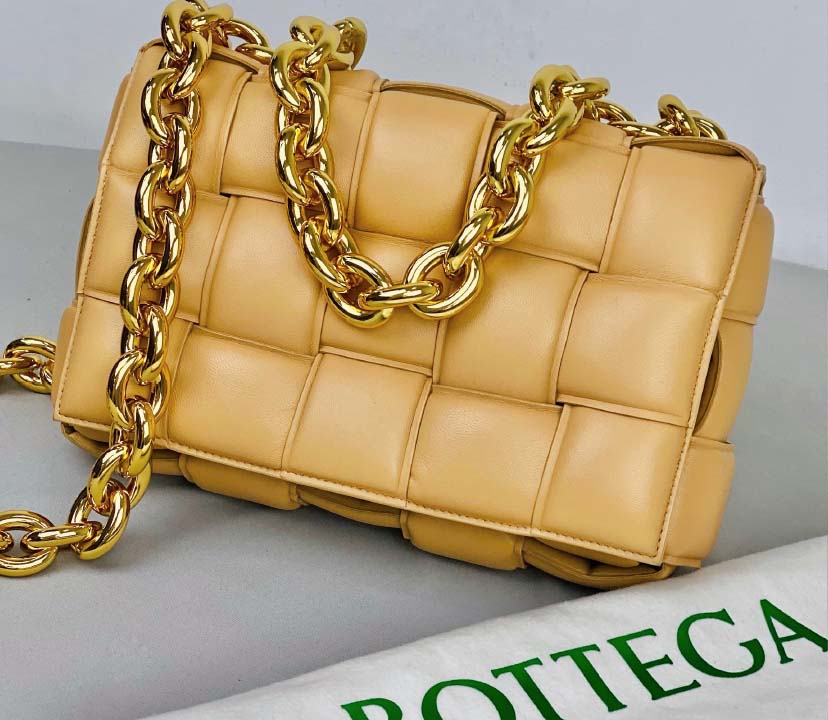 Foto de bolsa básica e atemporal Bottega Veneta com alça de corrente.
