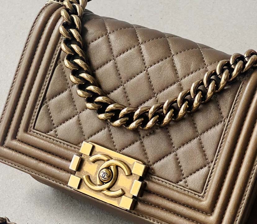Foto do modelo Boy da Chanel, uma das bolsas neutras mais clássicas da moda.