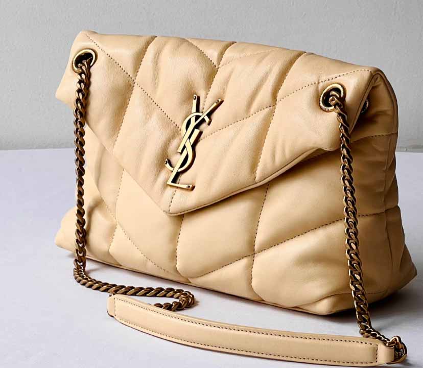 Foto de bolsa Saint Laurent em cor básica e neutra.