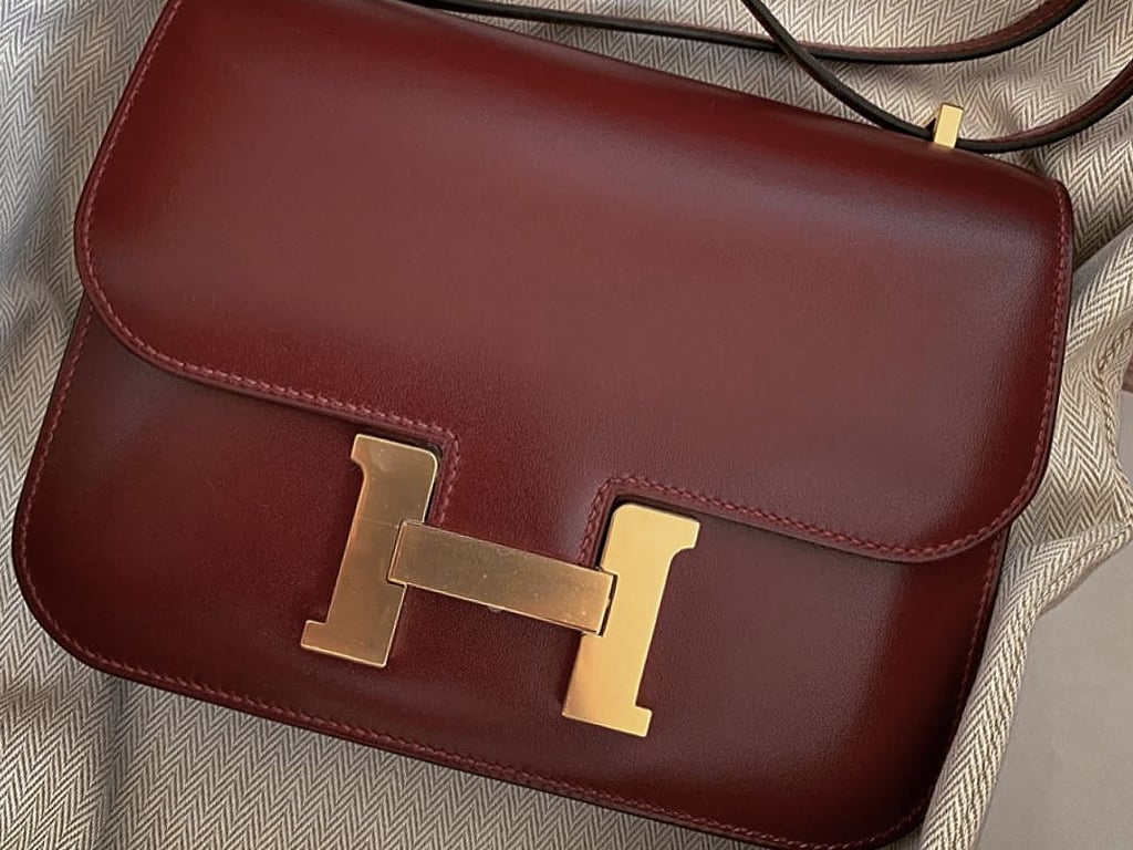 Foto de uma das bolsas tiracolo da Hermès, a Constance com alça longa.
