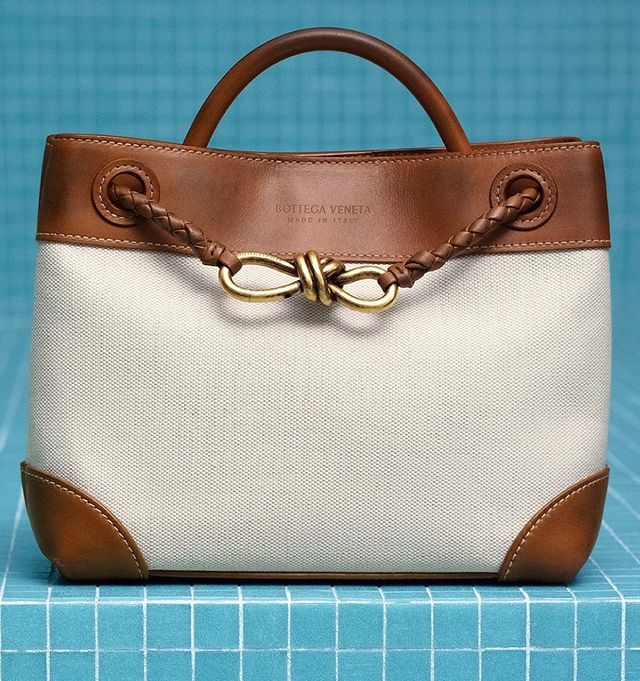 Foto da nova versão da Bolsa Bottega Veneta Andiamo feita em lona.