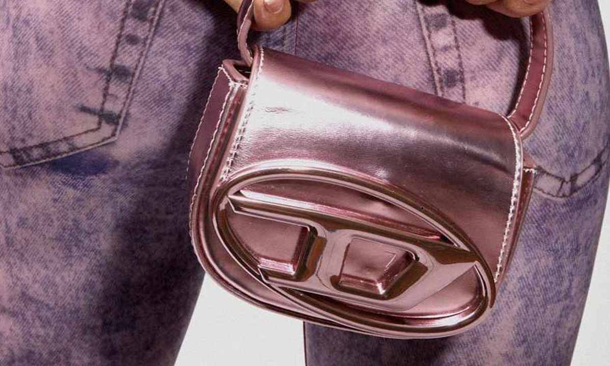 Foto de mulher segurando bolsa Diesel, uma das ideias de presentes para o dia internacional das mulheres.