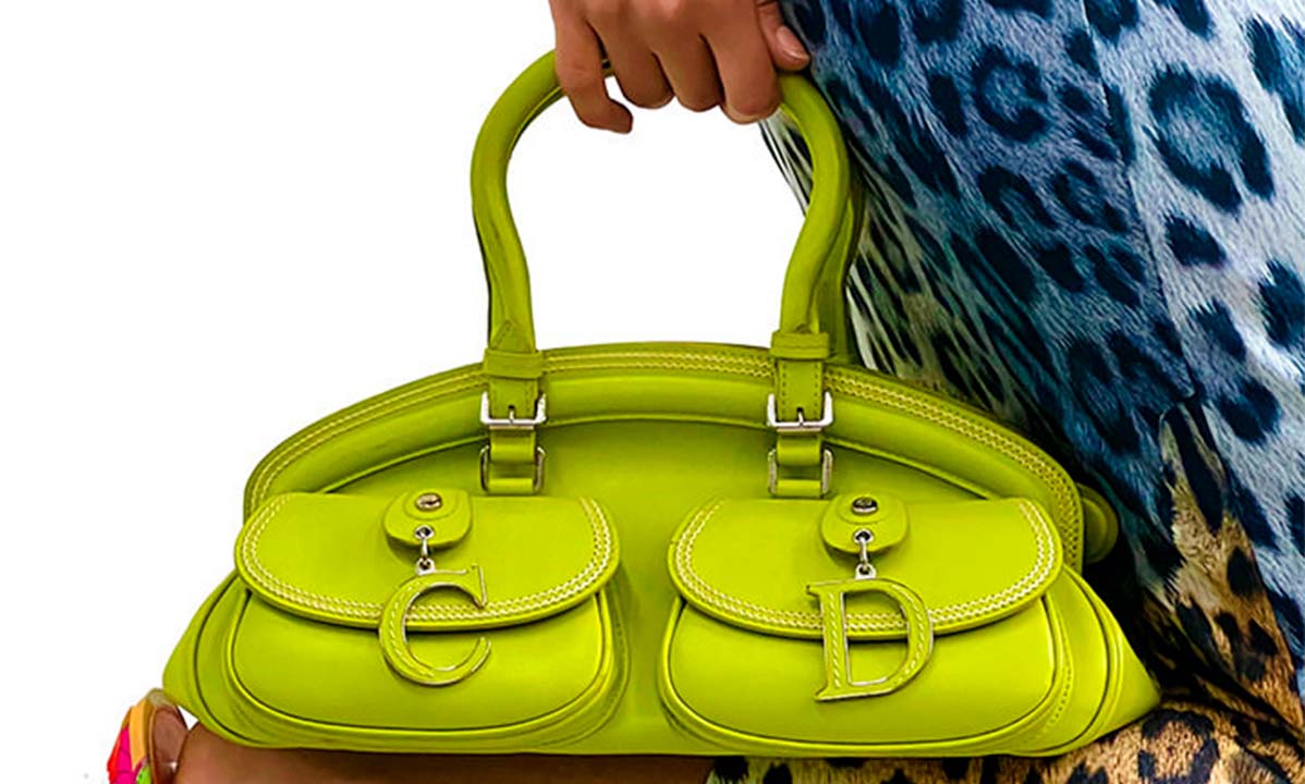 Foto de mulher segurando Bolsa Dior, uma ideia de presente para o dia das mulheres.