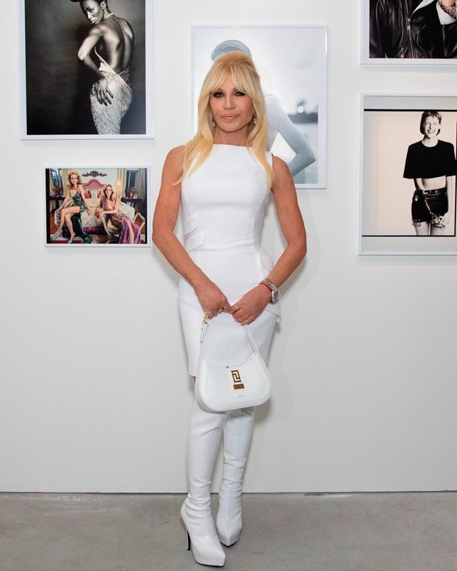 Donatella Versace. Clique na imagem e confira criações da Versace! (Foto: Reprodução/Instagram @donatella_versace)