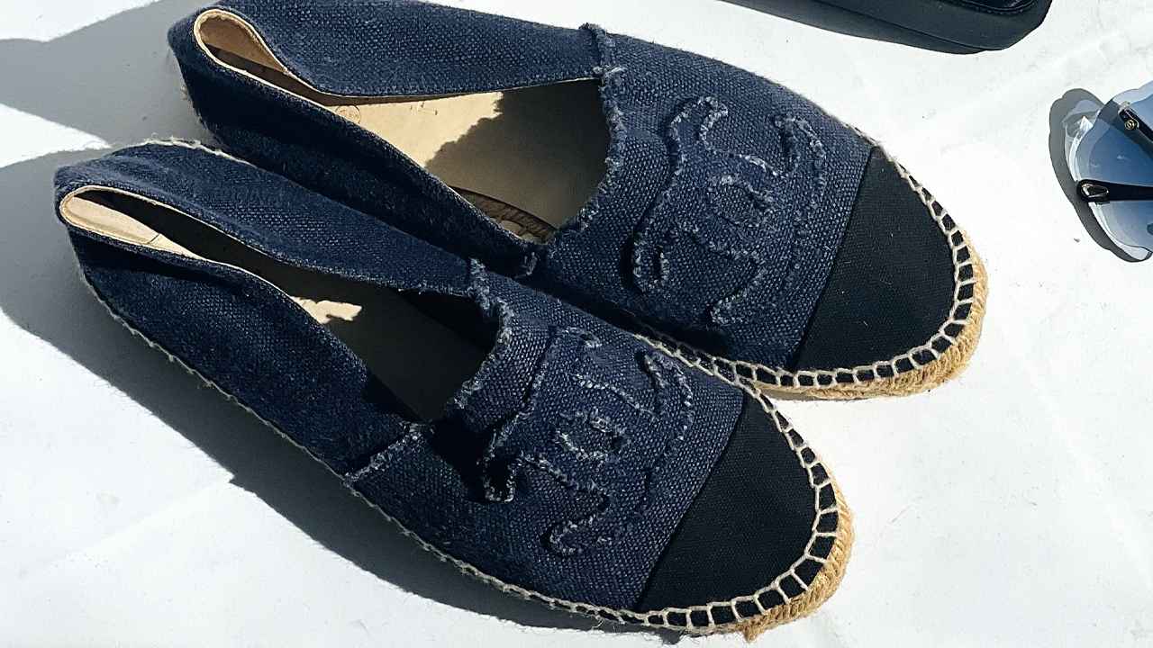 Espadrille Chanel. Clique na imagem e confira peças similares!