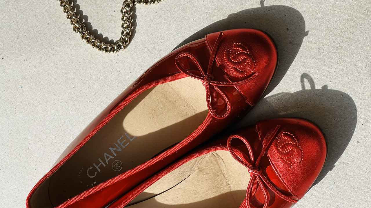 Sapatilha Chanel. Clique na imagem e confira peças similares!